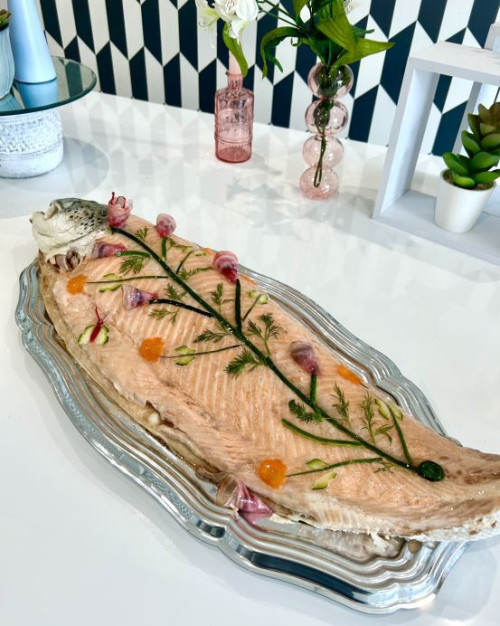 SAUMON ENTIER EN BELLEVUE, SAUCE TARTARE ET CITRON