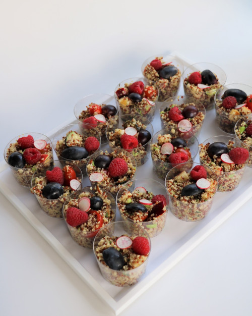 MINI SALADES DE QUINOA AUX FRUITS FRAIS (18 PIECES)