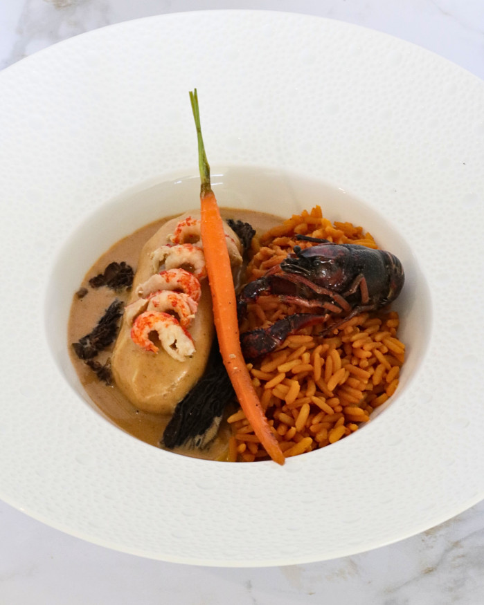 COCON LYONNAIS AUX ÉCREVISSES ET MORILLES, BISQUE DE HOMARD, CAROTTES FANES ET RIZ SAFRANÉ