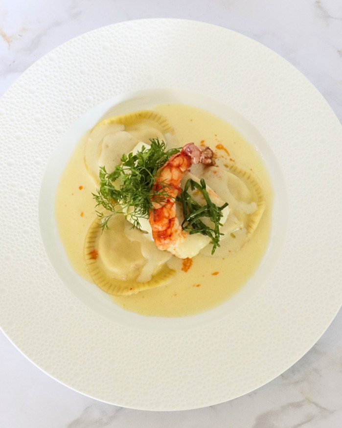 PAVE DE CABILLAUD NACRÉ, RAVIOLES DE SAINT-JACQUES ET CREVETTES, BOUILLON CRÉMÉ À LA CITRONNELLE