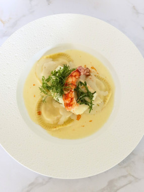 PAVE DE CABILLAUD NACRÉ, RAVIOLES DE SAINT-JACQUES ET CREVETTES, BOUILLON CRÉMÉ À LA CITRONNELLE