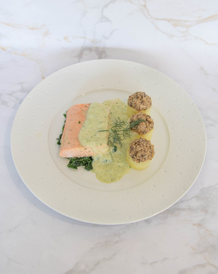 FILET DE SAUMON A L'OSEILLE, ÉPINARDS FRAIS ET POMMES DE TERRE BOUCHONS, DUXELLE DE CHAMPIGNONS