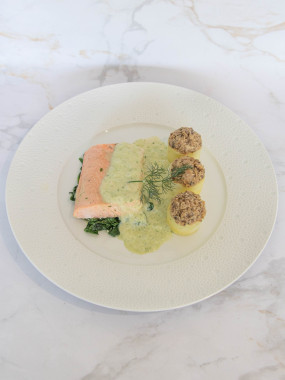 FILET DE SAUMON A L'OSEILLE, ÉPINARDS FRAIS ET POMMES DE TERRE BOUCHONS, DUXELLE DE CHAMPIGNONS