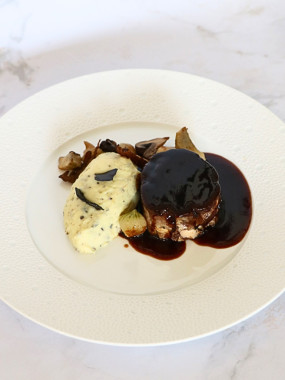 TOURNEDOS DE BOEUF CONFIT ROSSINI, PURÉE DE POMMES DE TERRE A LA TRUFFE