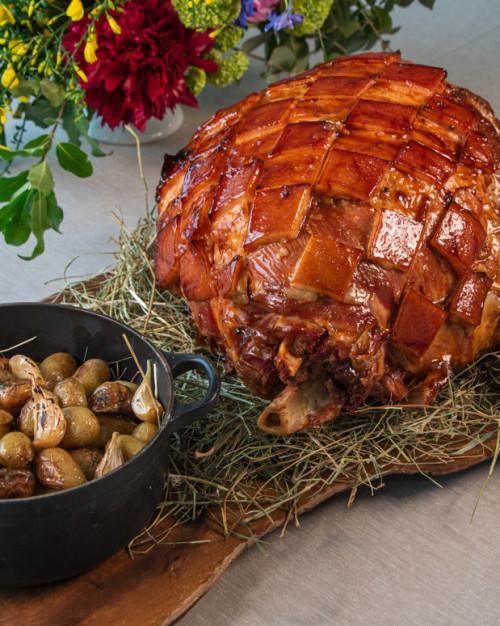 JAMBON À L'OS BRAISÉ AU FOIN