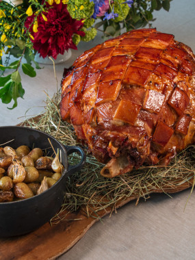 JAMBON À L'OS BRAISÉ AU FOIN
