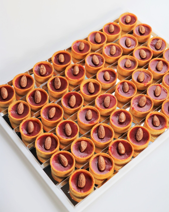 PLATEAU DE 14 TARTELETTES MINIATURES AUX PRALINES ROSES