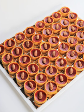 PLATEAU DE 14 TARTELETTES MINIATURES AUX PRALINES ROSES
