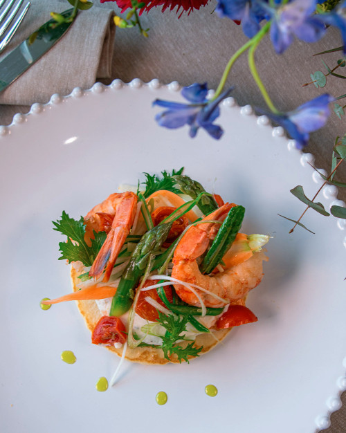 BLINIS DE CHÈVRE FRAIS, CREVETTES SAUVAGES ET TOMATES CERISES CONFITES