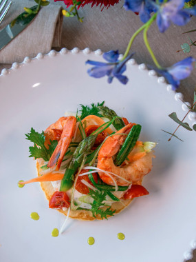 BLINIS DE CHÈVRE FRAIS, CREVETTES SAUVAGES ET TOMATES CERISES CONFITES