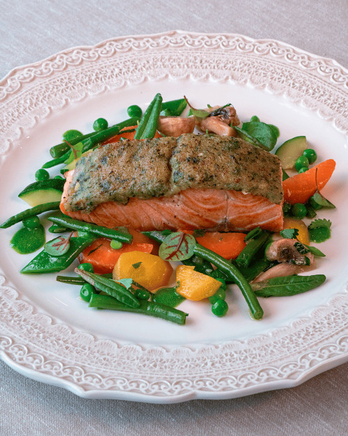 PAVÉ DE SAUMON EN CROÛTE D'HERBES, JARDINÈRE DE LÉGUMES