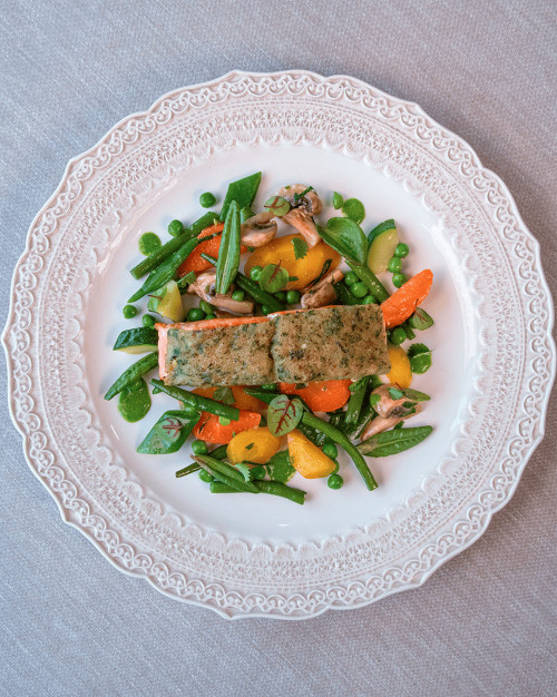 PAVÉ DE SAUMON EN CROÛTE D'HERBES, JARDINÈRE DE LÉGUMES
