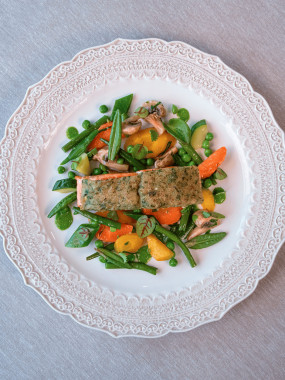 PAVÉ DE SAUMON EN CROÛTE D'HERBES, JARDINÈRE DE LÉGUMES