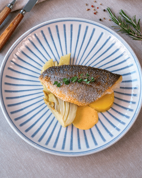 FILET DE DORADE ROYALE À L'UNILATÉRALE, FENOUIL BRAISÉ, POMMES DE TERRE SAFRANÉES, SAUCE ROUILLE