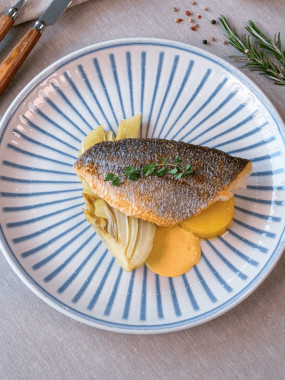 FILET DE DORADE ROYALE À L'UNILATÉRALE, FENOUIL BRAISÉ, POMMES DE TERRE SAFRANÉES, SAUCE ROUILLE