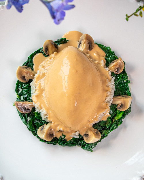QUENELLE LÉGÈRE DE BROCHET ET FÉTA, ÉPINARDS FRAIS ET CHAMPIGNONS, RIZ BASMATI