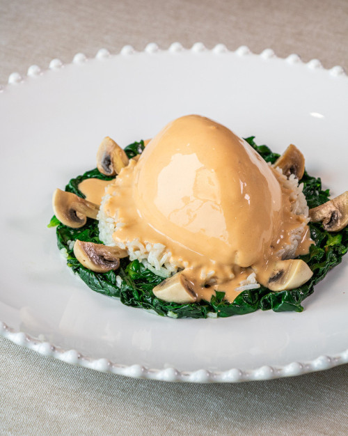 QUENELLE LÉGÈRE DE BROCHET ET FÉTA, ÉPINARDS FRAIS ET CHAMPIGNONS, RIZ BASMATI