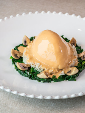 QUENELLE LÉGÈRE DE BROCHET ET FÉTA, ÉPINARDS FRAIS ET CHAMPIGNONS, RIZ BASMATI