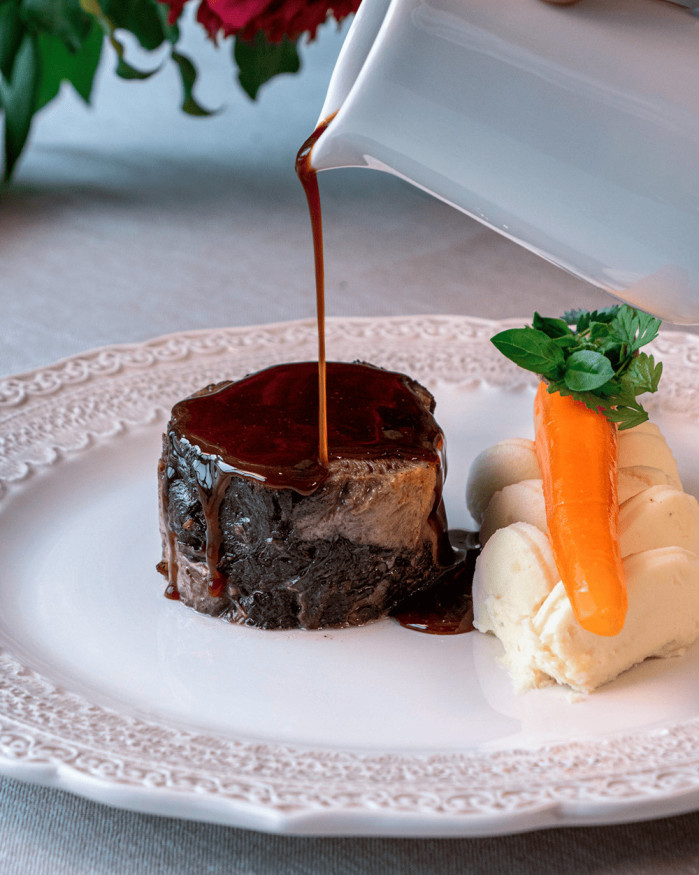 BOEUF CONFIT 12 HEURES, SAUCE MIROIR AU VIN ROUGE, PURÉE DE POMME DE TERRE, CAROTTE FONDANTE AU MIEL