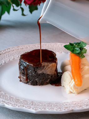 BOEUF CONFIT 12 HEURES, SAUCE MIROIR AU VIN ROUGE, PURÉE DE POMME DE TERRE, CAROTTE FONDANTE AU MIEL