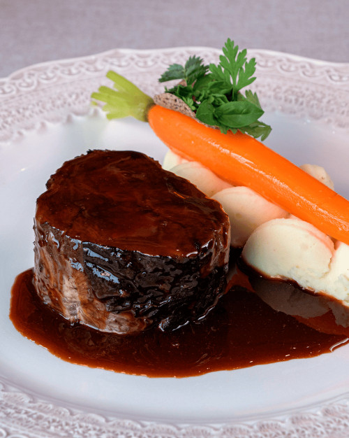 BOEUF CONFIT 12 HEURES, SAUCE MIROIR AU VIN ROUGE, PURÉE DE POMME DE TERRE, CAROTTE FONDANTE AU MIEL