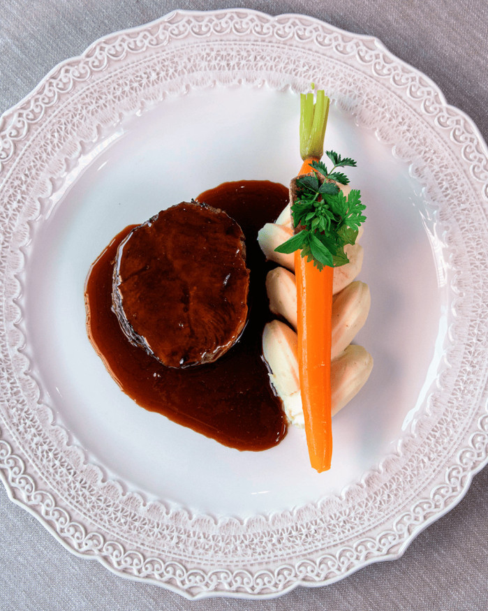BOEUF CONFIT 12 HEURES, SAUCE MIROIR AU VIN ROUGE, PURÉE DE POMME DE TERRE, CAROTTE FONDANTE AU MIEL