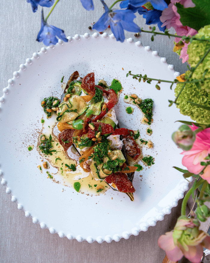 DEMI AUBERGINE ET LÉGUMES GRILLÉS, STRACCIATELLA, GREMOLATA AUX PIGNONS DE PIN