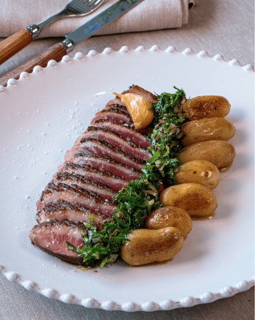 MAGRET DE CANARD RÔTI, SAUCE CHIMICHURRI, POMMES DE TERRE GRENAILLE