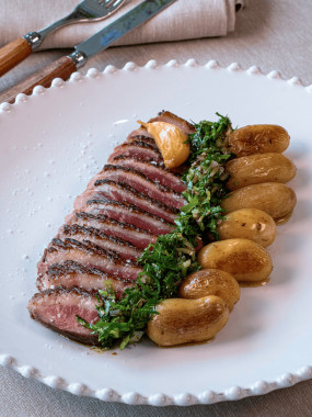 MAGRET DE CANARD RÔTI, SAUCE CHIMICHURRI, POMMES DE TERRE GRENAILLE