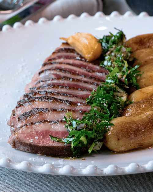 MAGRET DE CANARD RÔTI, SAUCE CHIMICHURRI, POMMES DE TERRE GRENAILLE