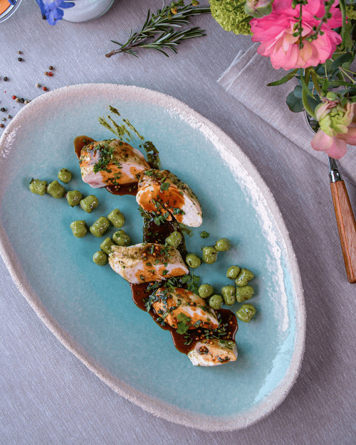 SUPRÊME DE VOLAILLE MARINÉ À L’AIL DES OURS, GNOCHETTIS AU BASILIC, MOUTARDE
