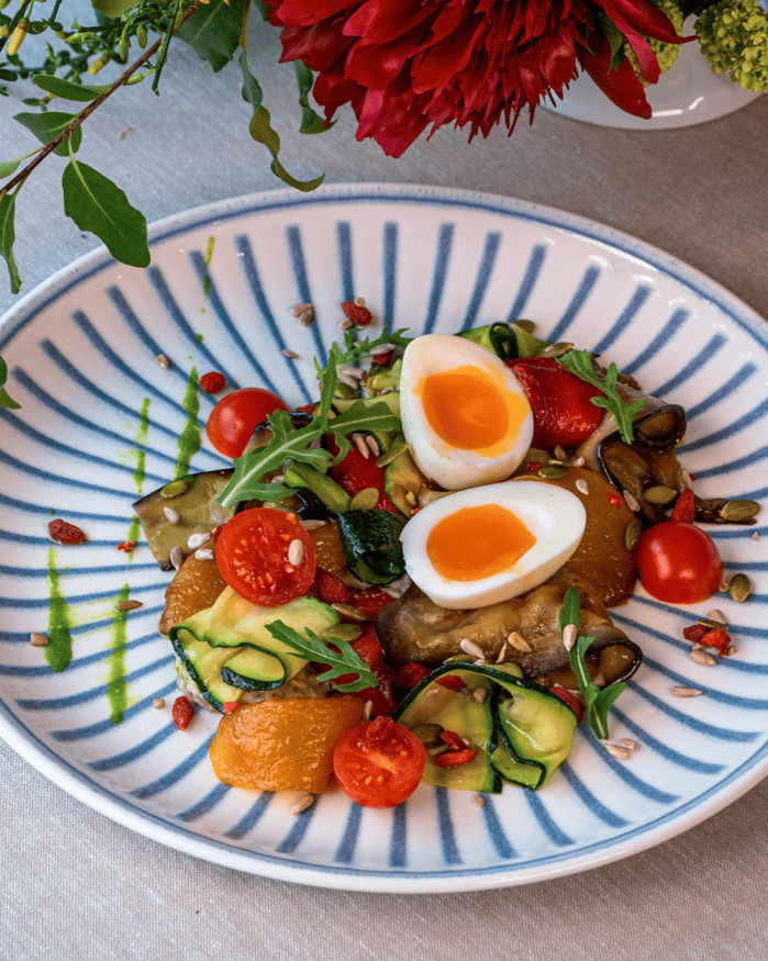 MOUTABAL D'AUBERGINE FUMÉE, OEUF MOLLET, LÉGUMES GRILLÉS