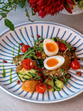 MOUTABAL D'AUBERGINE FUMÉE, OEUF MOLLET, LÉGUMES GRILLÉS