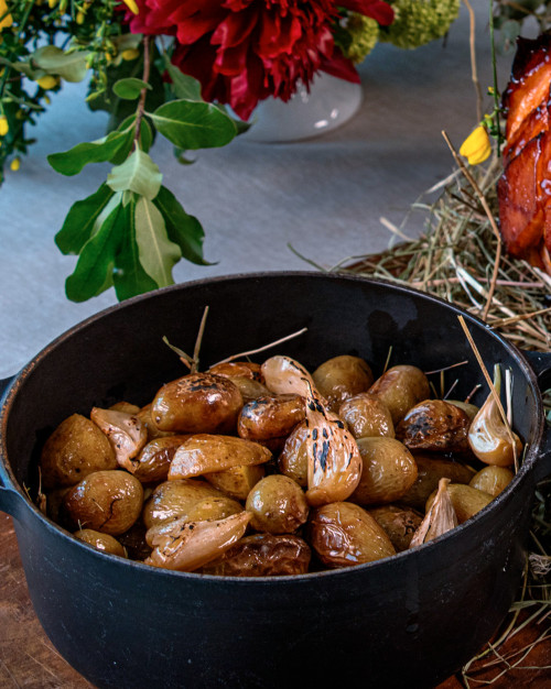 POMMES DE TERRE GRENAILLES CONFITES ET AIL EN CHEMISE (12 PERSONNES)