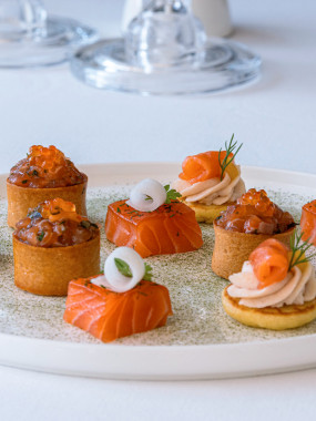 BOUCHEES FROIDES FESTIVES AU SAUMON 12 PIECES 