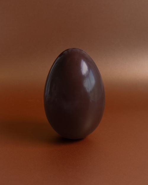 ŒUF CHOCOLAT NOIR LISSE ET SA GARNITURE - 16 cm
