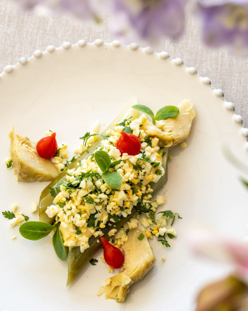 POIREAUX MIMOSA, ARTICHAUTS ET PIQUILLOS 