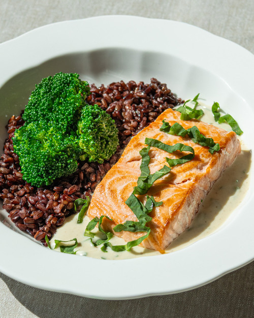 COEUR DE FILET DE SAUMON, RIZ NOIR VÉNÉRÉ ET BROCOLIS