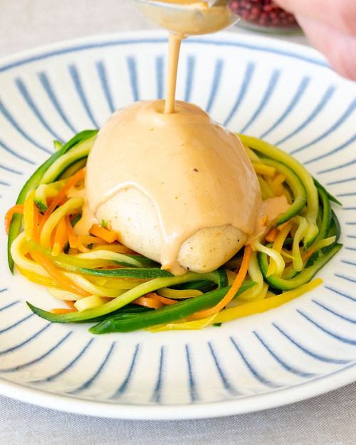 MOUSSELINE LÉGEÈRE AU BROCHET, VELOUTÉ DE HOMARD, JULIENNE DE LÉGUMES