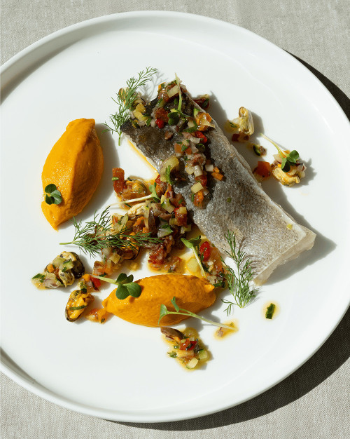 FILET DE LIEU JAUNE, PURÉE DE CAROTTES, VIERGE DE LÉGUMES