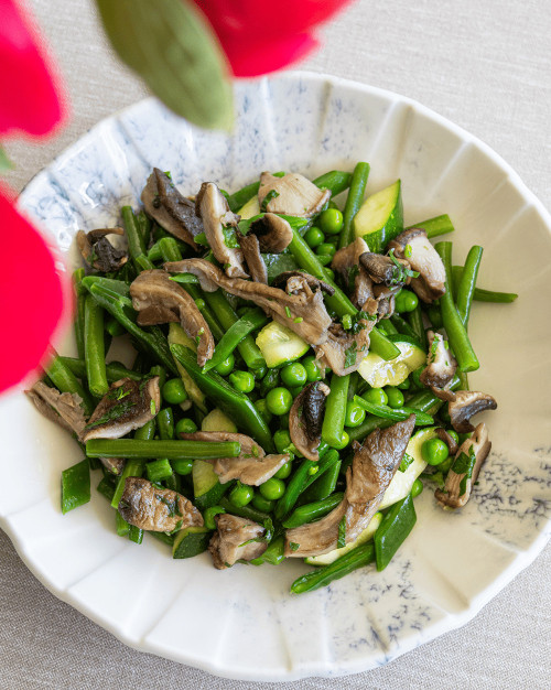 LEGUMES VERTS & CHAMPIGNONS EN PERSILLADE (À LA PART)