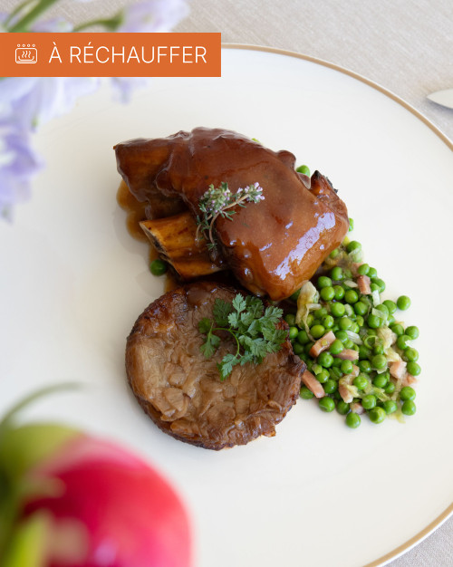 JARRET DE PORC BRAISE ET LAQUE, TARTE D’OIGNONS, PETITS POIS 